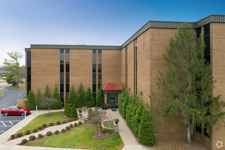 320 Whittington Pky, Louisville, KY à louer - Photo du bâtiment - Image 2 de 5