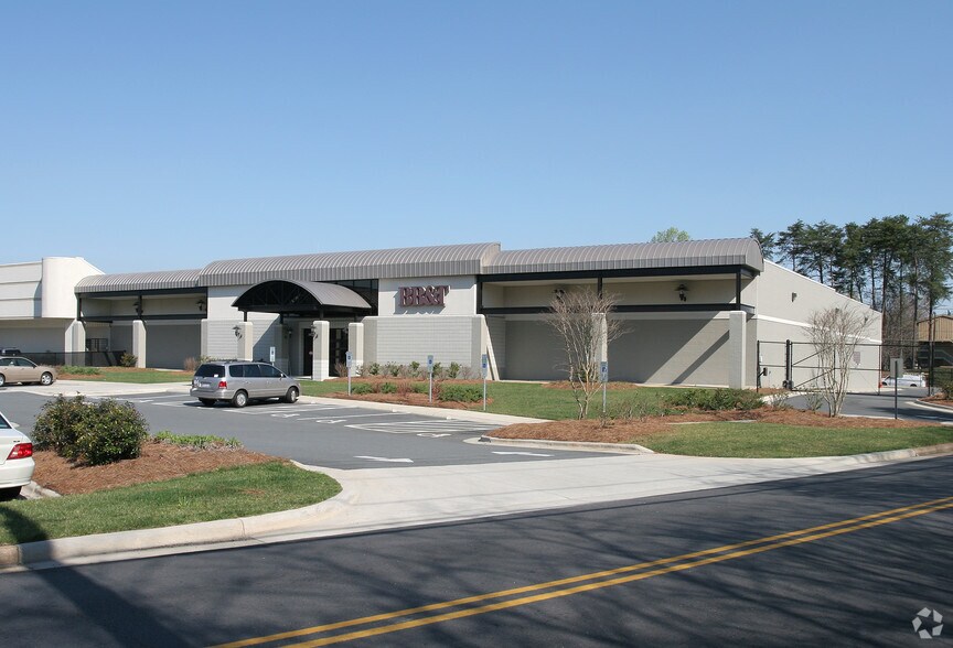 2825 Reynolda Rd, Winston-Salem, NC à vendre - Photo du bâtiment - Image 3 de 15