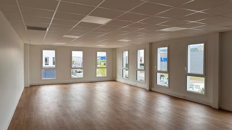 Office in Genay for lease - Interior Photo - Image 2 of 10