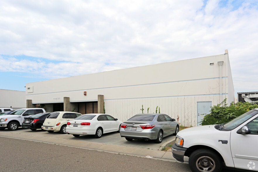 11671 Seaboard Cir, Stanton, CA for lease - Building Photo - Image 2 of 3