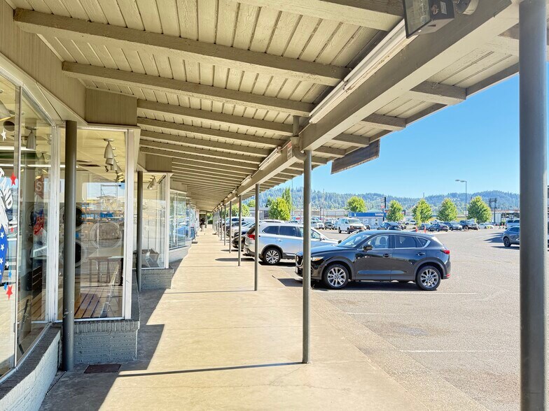 2170-2188 W 6th Ave, Eugene, OR à louer - Photo du bâtiment - Image 3 de 12