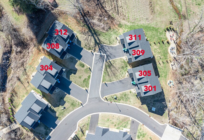 301 Jenna Clare Ln, Asheville, NC à vendre - Photo principale - Image 1 de 1