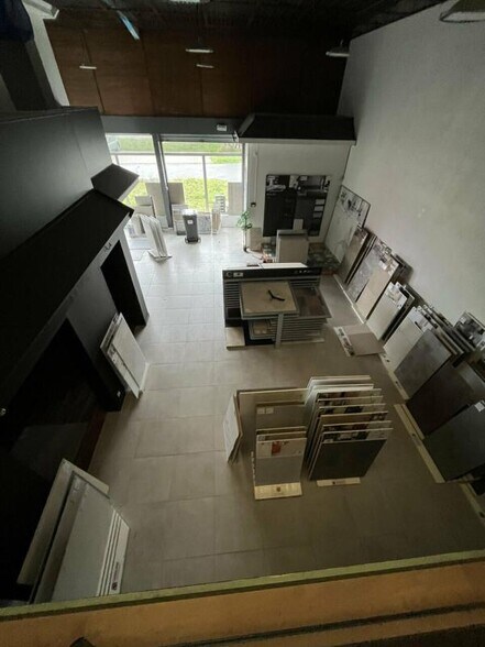 Retail in Boissise-le-Roi for lease - Interior Photo - Image 2 of 4
