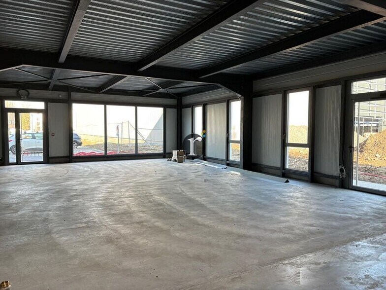 Flex in Lille for lease - Interior Photo - Image 2 of 15