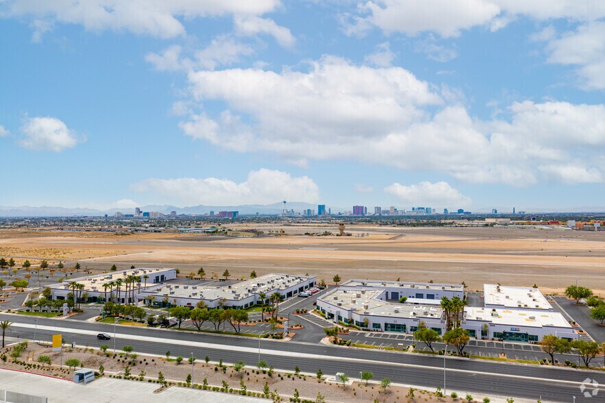 3825-3985 W Cheyenne Ave, North Las Vegas, NV à louer - Photo du bâtiment - Image 3 de 3