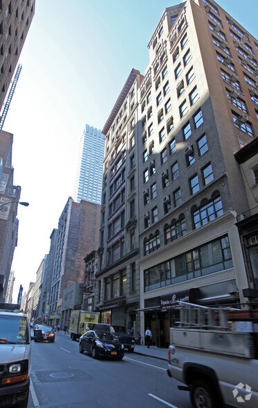 36 W 37th St, New York, NY à louer - Photo du bâtiment - Image 2 de 8
