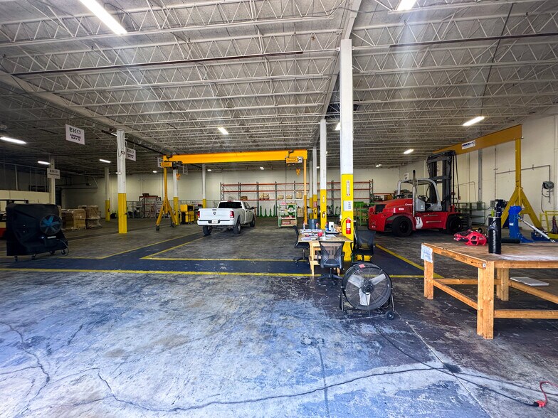 14525 NW 60th Ave, Miami Lakes, FL à louer - Photo du bâtiment - Image 2 de 7