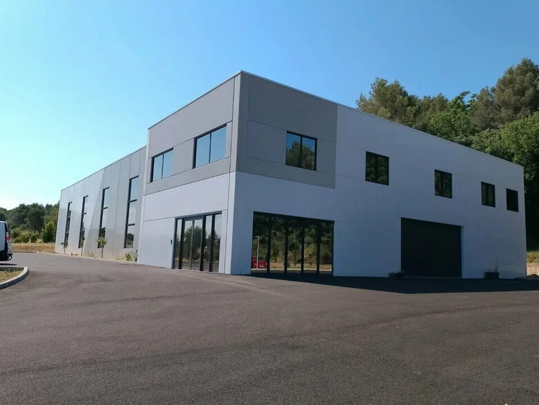 Industrial in Saint-Estève-Janson for lease - Building Photo - Image 1 of 8