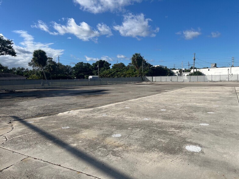 1304 Old Okeechobee Rd, West Palm Beach, FL à louer - Photo du bâtiment - Image 3 de 5