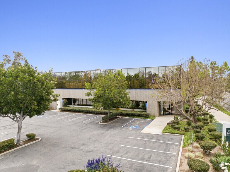 1340-1380 Flynn Rd, Camarillo, CA à louer - Photo du bâtiment - Image 2 de 6