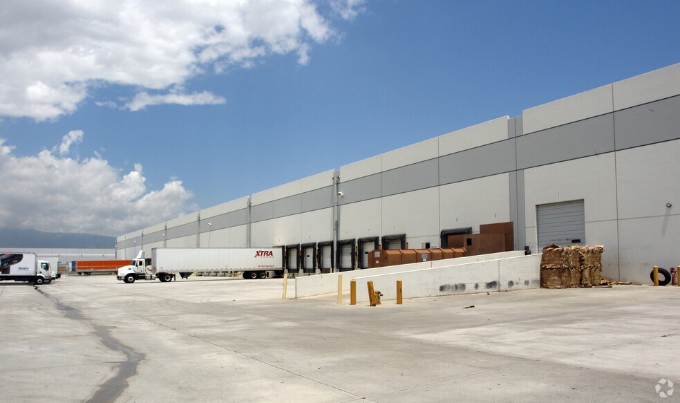 2090 S Etiwanda Ave, Ontario, CA à louer - Photo du bâtiment - Image 3 de 10