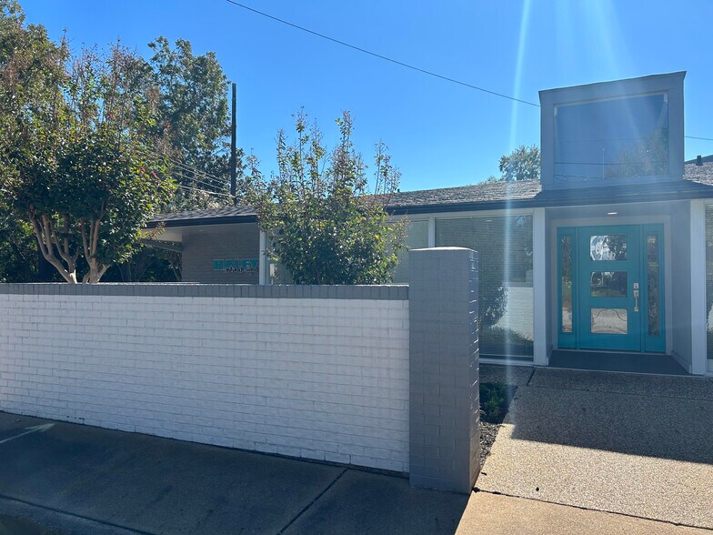 217 N Mound St, Nacogdoches, TX à louer - Photo du bâtiment - Image 3 de 14