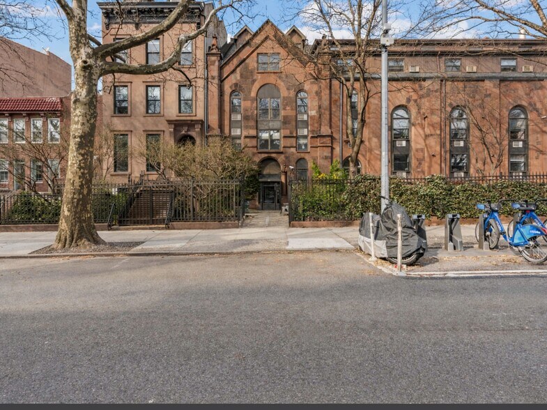 450 Clinton St, Brooklyn, NY à vendre - Photo du bâtiment - Image 1 de 1