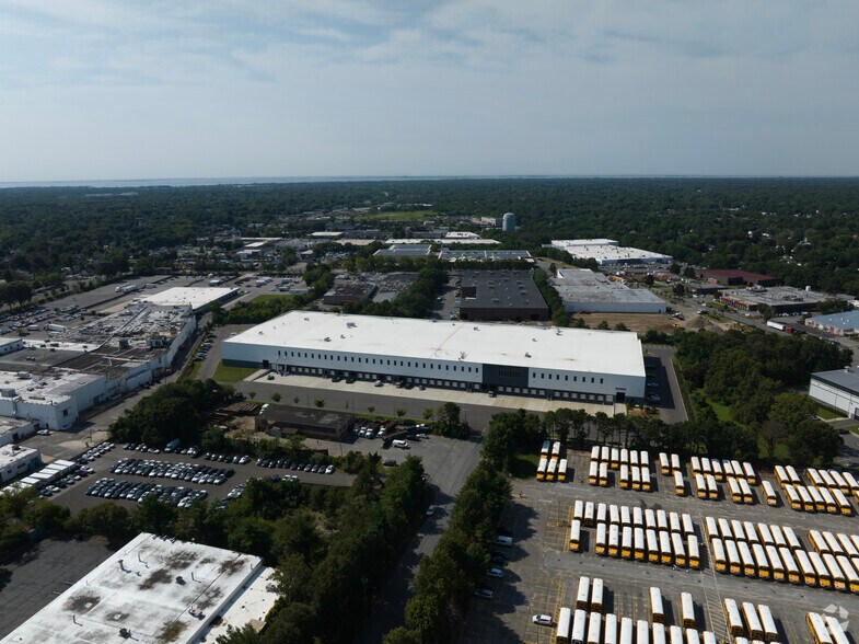 55 Paradise Ln, Bay Shore, NY à louer - Communauté Matterport - Image 3 de 21