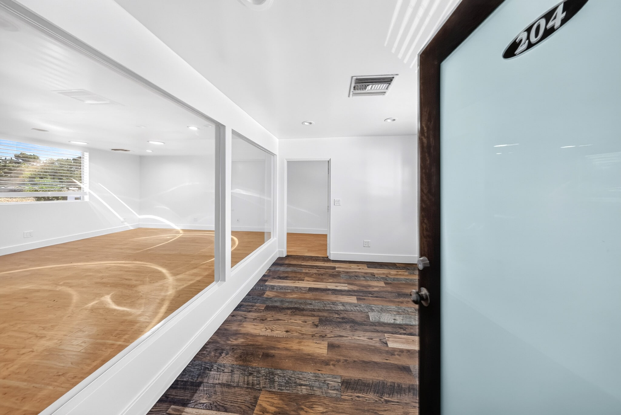 19709 Ventura Blvd, Woodland Hills, CA for lease Interior Photo- Image 1 of 6
