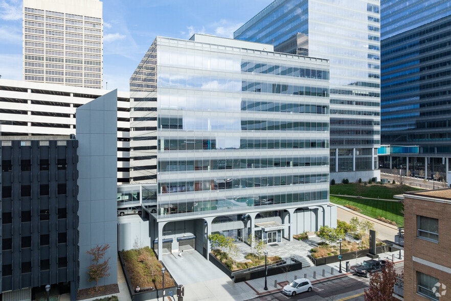 7711 Carondelet Ave, Clayton, MO à louer - Photo du bâtiment - Image 2 de 4