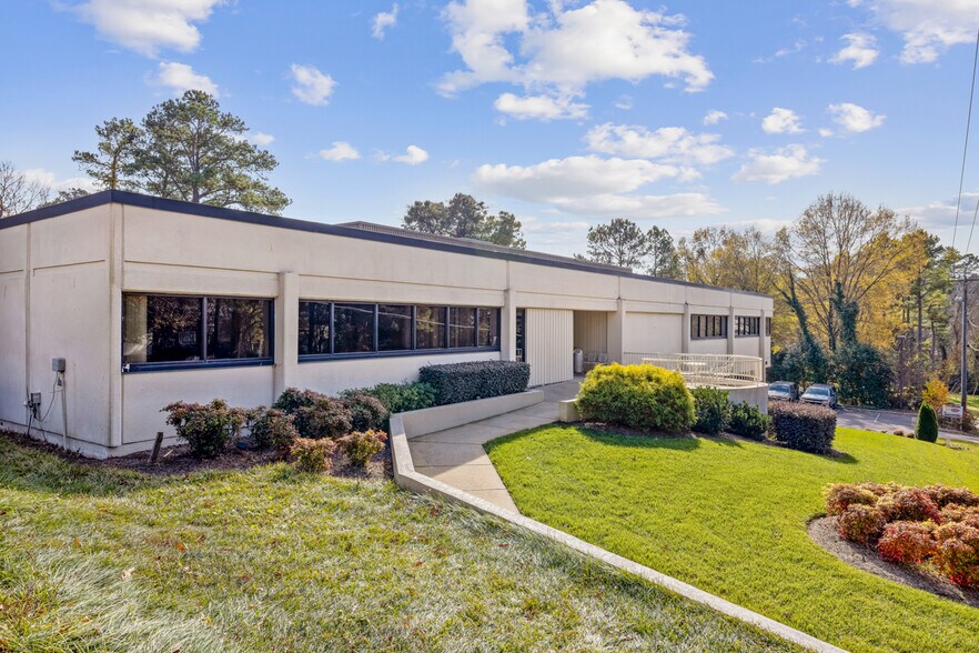 3008 Anderson Dr, Raleigh, NC à louer - Photo du bâtiment - Image 3 de 12