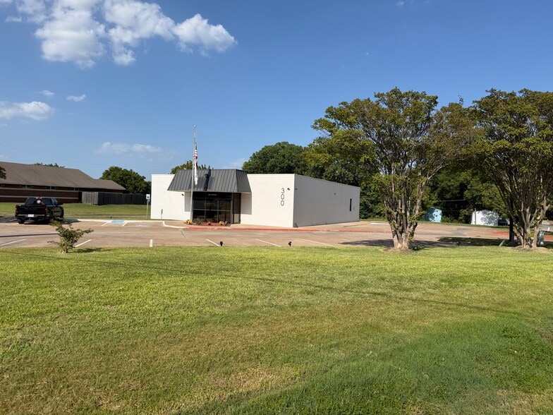 300 N Broadway St, Joshua, TX for lease - Building Photo - Image 2 of 20