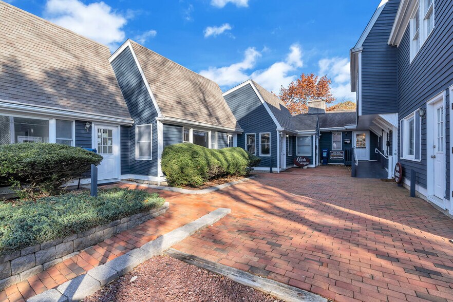 411 State Route 34 N, Colts Neck, NJ à louer - Photo du bâtiment - Image 1 de 19