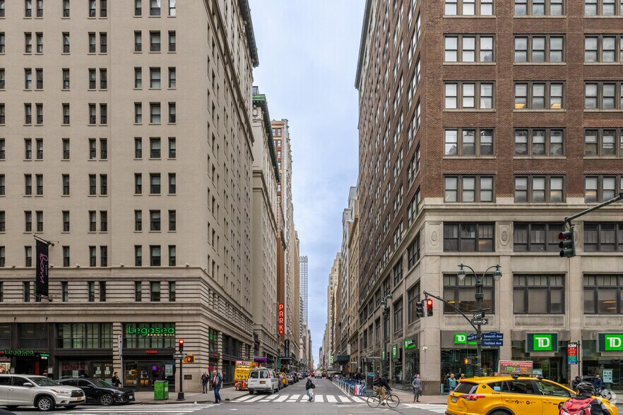 141 W 36th St, New York, NY à louer - Photo du bâtiment - Image 2 de 7