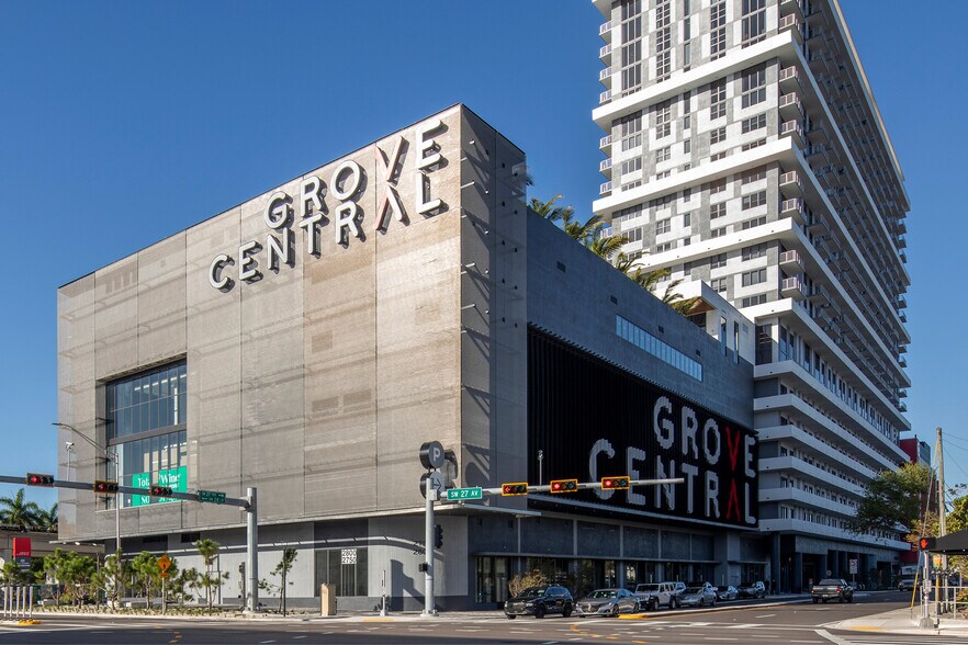 2750 SW 27th Ter, Miami, FL à louer - Photo du bâtiment - Image 3 de 8