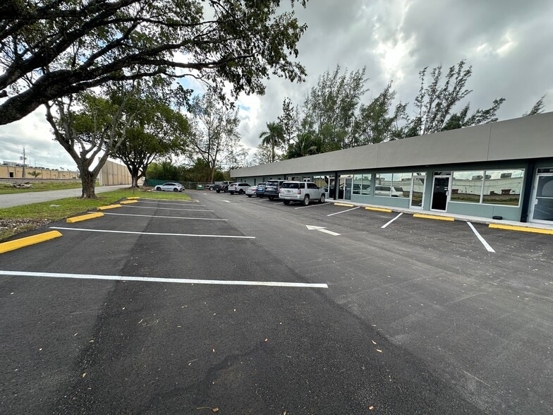 2900 W Hallandale Beach Blvd, Hallandale, FL for lease - Building Photo - Image 3 of 11