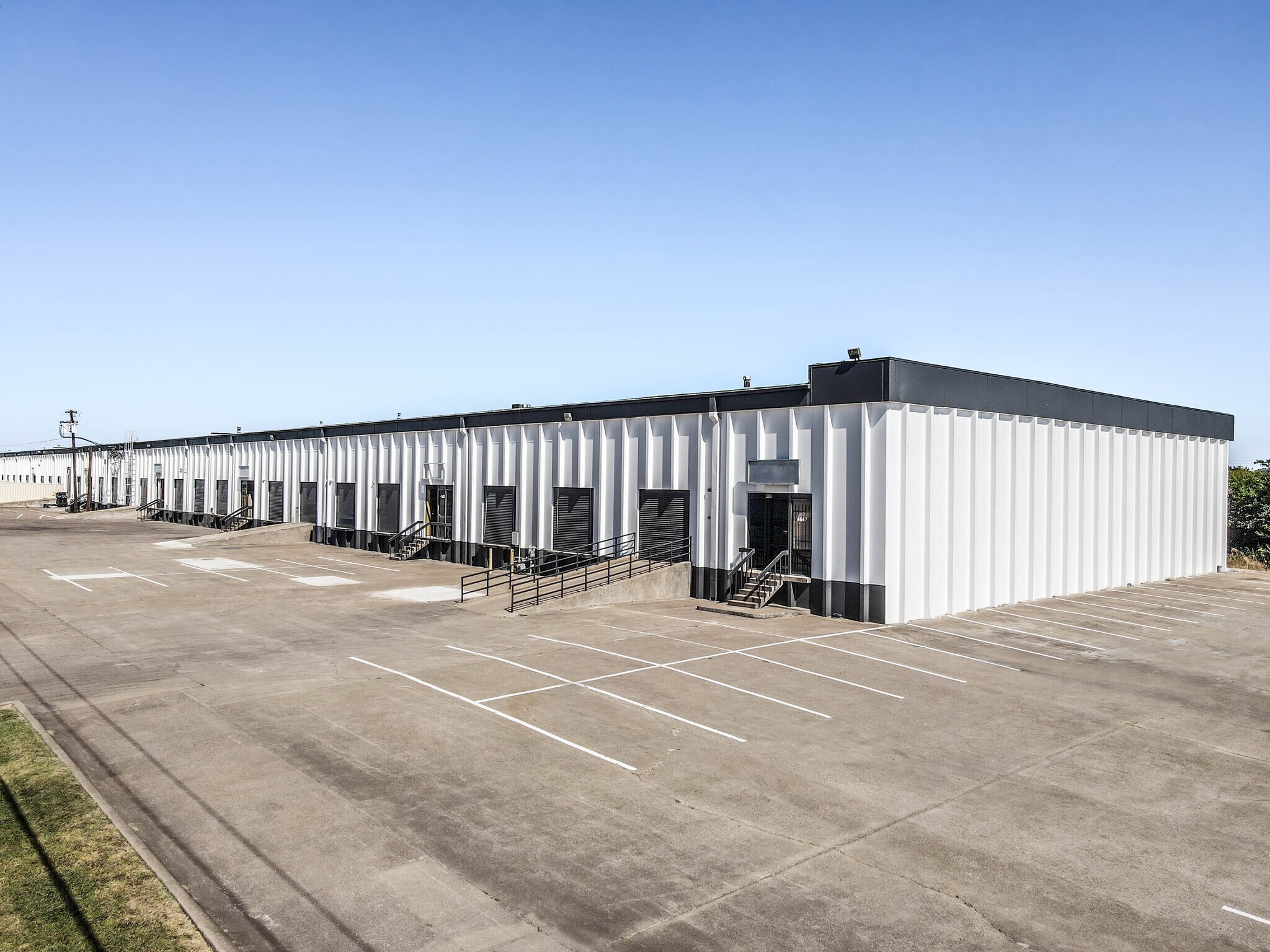 4545-4585 Mint Way, Dallas, TX à louer Photo du bâtiment- Image 1 de 8