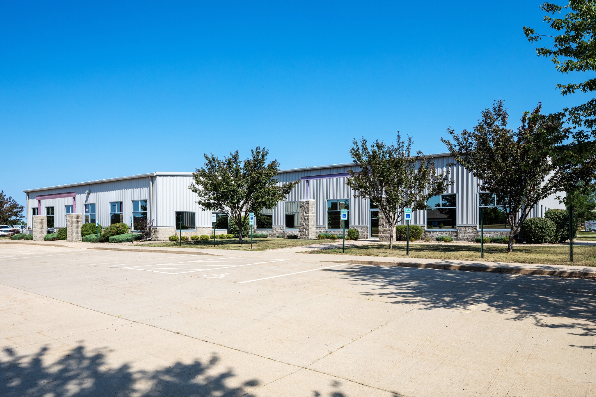 921-929 Marthas Way, Hiawatha, IA à vendre Photo principale- Image 1 de 24