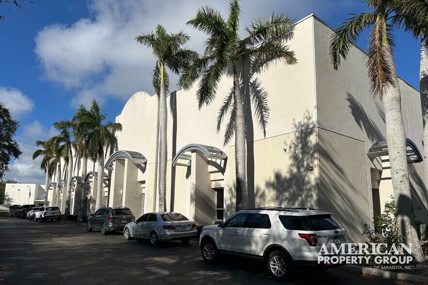 2200 Murphy Ct, North Port, FL à louer - Photo du bâtiment - Image 3 de 6