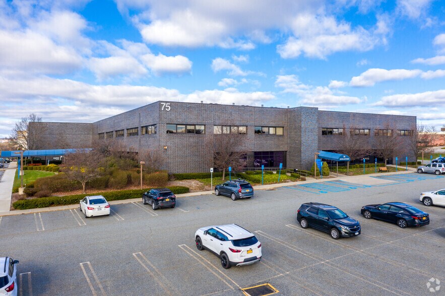 75 Crystal Run Rd, Middletown, NY à louer - Photo principale - Image 1 de 7