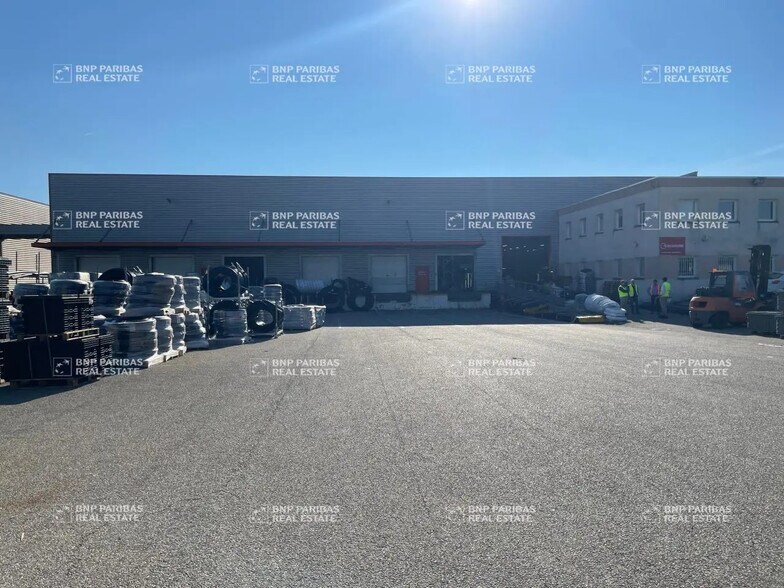 14 Avenue Maréchal Juin, Saint-Laurent-de-Mure for lease - Building Photo - Image 2 of 8