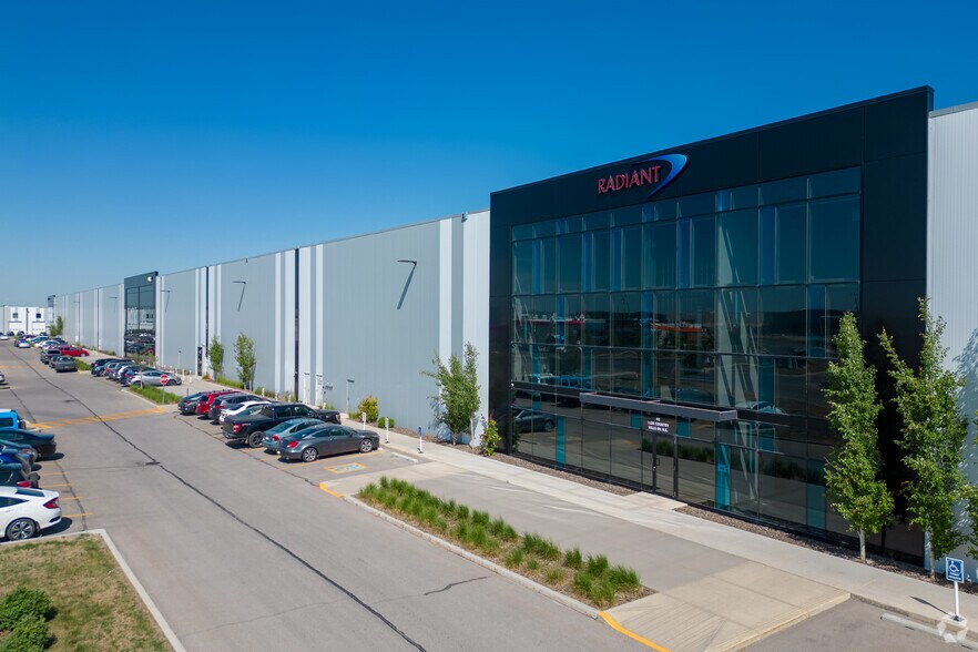 2626 Country Hills Blvd NE, Calgary, AB for lease - Building Photo - Image 3 of 7