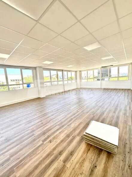 Office in Marseille for lease - Interior Photo - Image 3 of 6