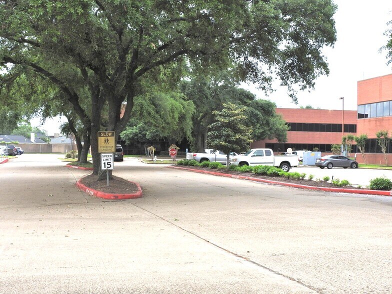 13313 Southwest Fwy, Sugar Land, TX à louer - Photo du bâtiment - Image 3 de 13
