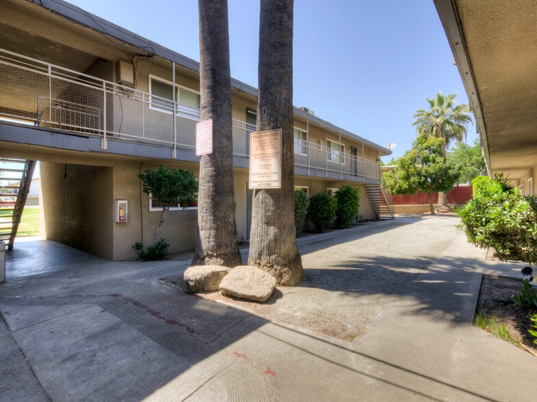 2041-2069 E Saginaw Way, Fresno, CA for sale - Building Photo - Image 2 of 17