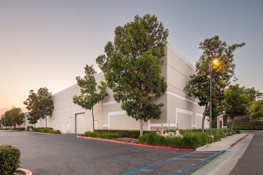 2712 Gateway Rd, Carlsbad, CA à louer - Photo du bâtiment - Image 2 de 9