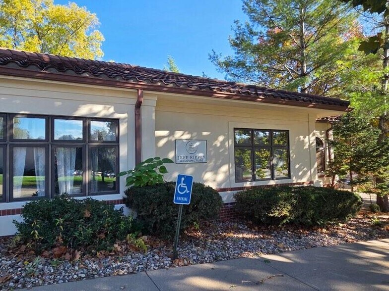 1011 E Saint Maartens Dr, Saint Joseph, MO à louer - Photo du bâtiment - Image 3 de 21