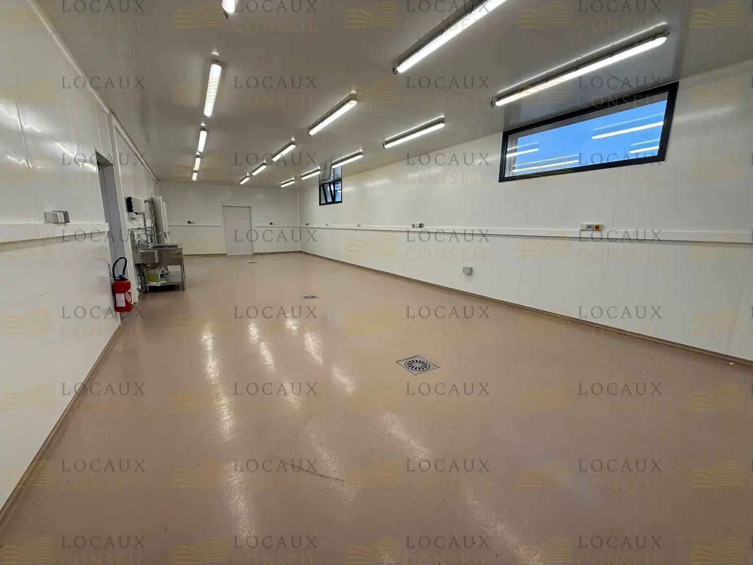 Flex in Ennery for lease Interior Photo- Image 1 of 9