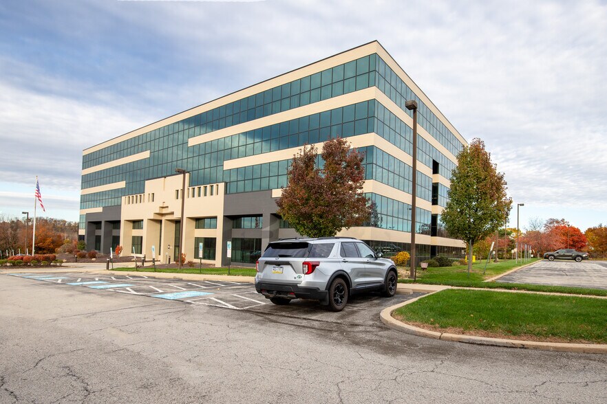 3000 Park Lane Dr, Pittsburgh, PA à louer - Photo du bâtiment - Image 3 de 9