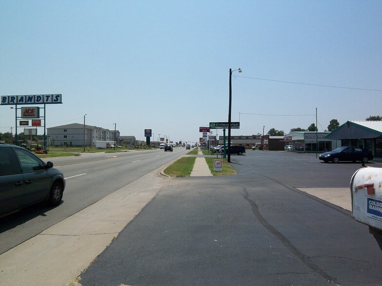 3206 N 14th St, Ponca City, OK à vendre - Photo du bâtiment - Image 2 de 5