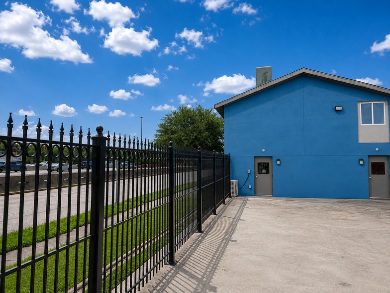 3618 Dover St, Houston, TX for lease - Primary Photo - Image 1 of 13