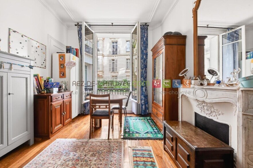 Immeuble residentiel dans Paris à vendre - Photo du bâtiment - Image 2 de 11
