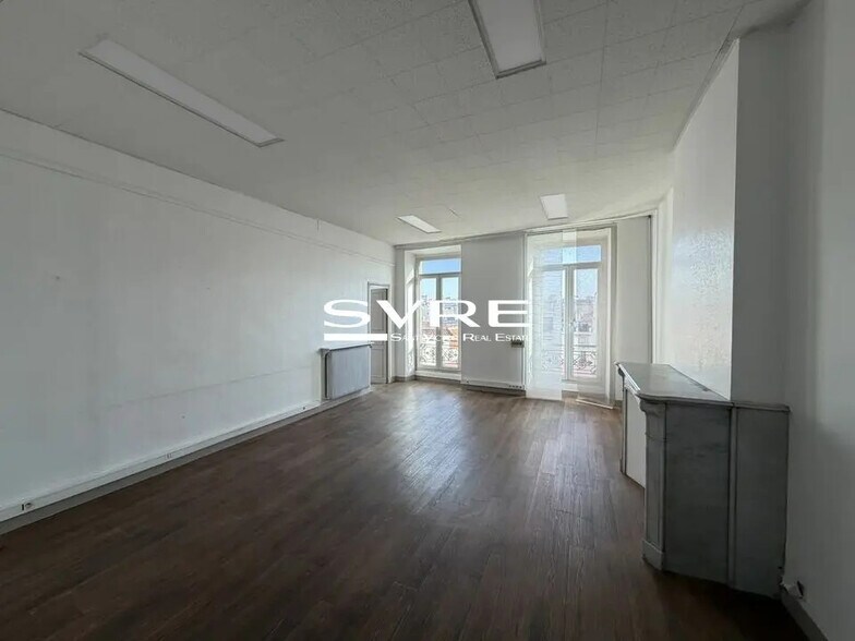 Office in Marseille for lease - Building Photo - Image 2 of 13