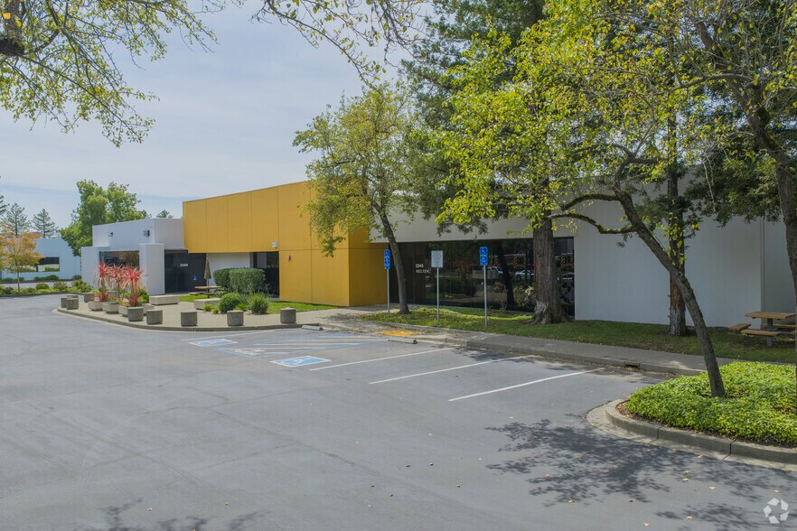2345-2349 Circadian Way, Santa Rosa, CA à louer - Photo du bâtiment - Image 3 de 8