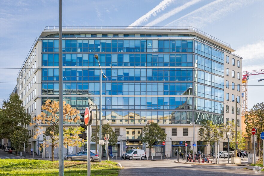 2 Place Laurent D'Arvieux, Marseille à louer - Photo du bâtiment - Image 2 de 6