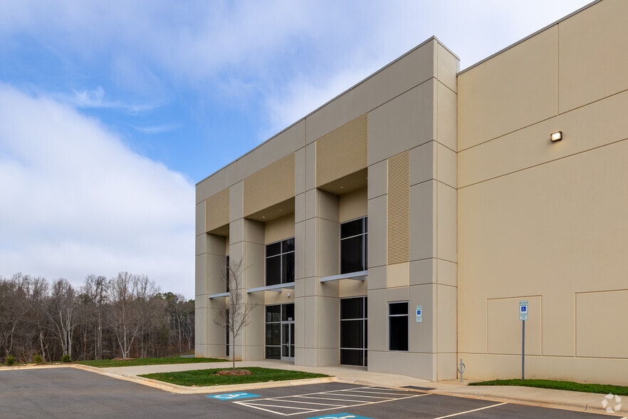 5020 Meadow Oak Commerce Pky, Charlotte, NC à louer - Photo du bâtiment - Image 3 de 12