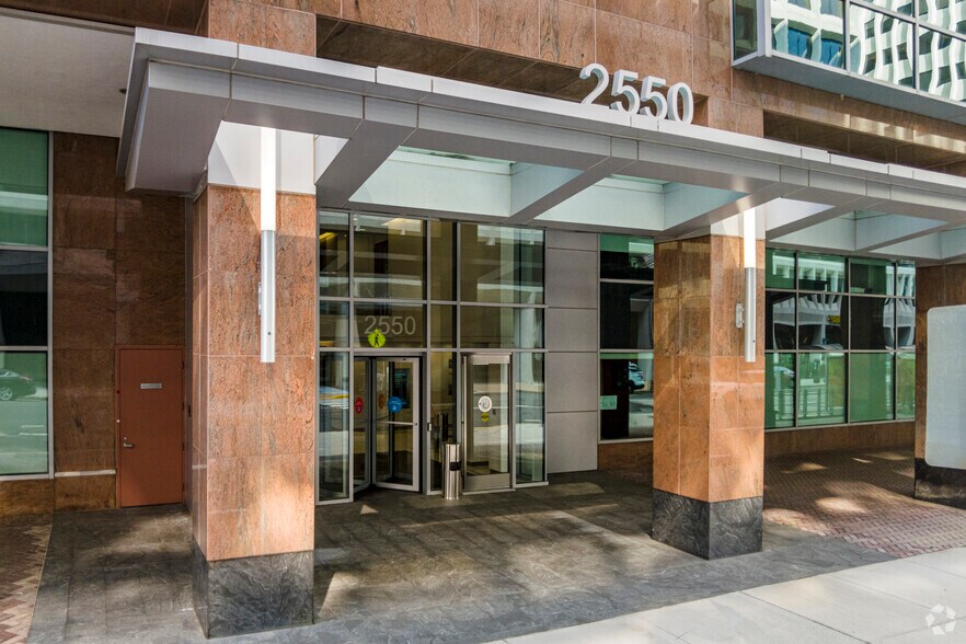 2550 S Clark St, Arlington, VA à louer - Photo du bâtiment - Image 3 de 15