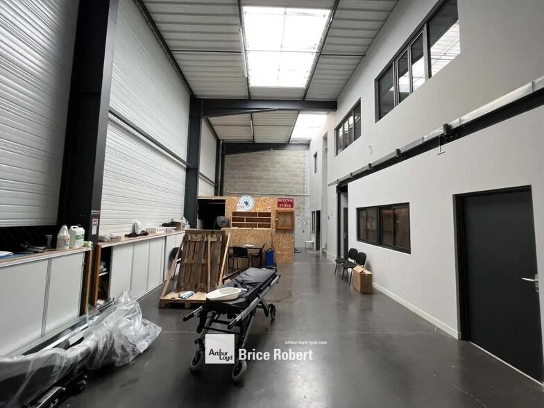 Flex in Sathonay-Camp for lease - Interior Photo - Image 1 of 5