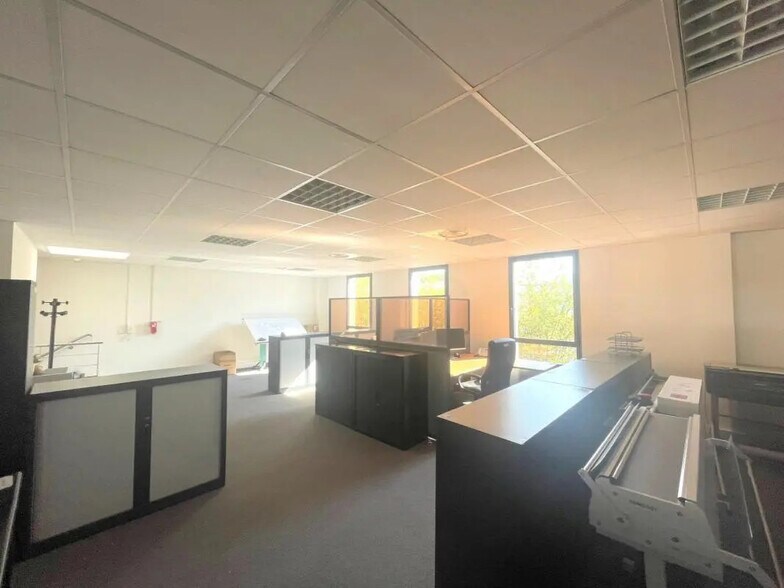 Office in Croissy-sur-Seine for lease - Interior Photo - Image 3 of 9
