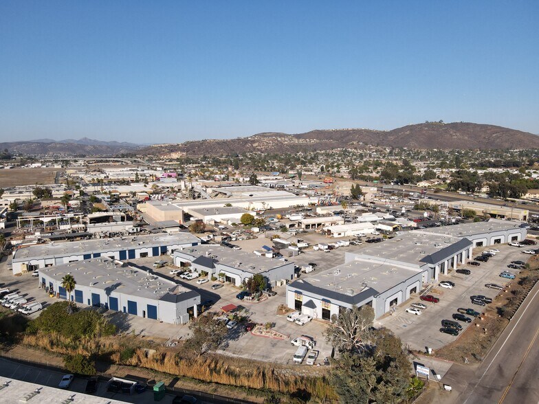 208 Greenfield Dr, El Cajon, CA à louer - Photo du bâtiment - Image 3 de 5